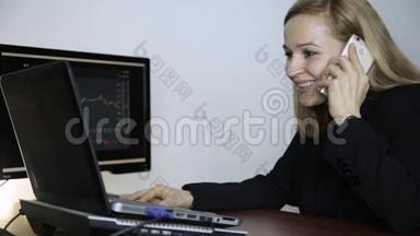 商务女士在电话上给客户提供建议，并在电脑显示器上观看货币兑换图表。 做一个密码